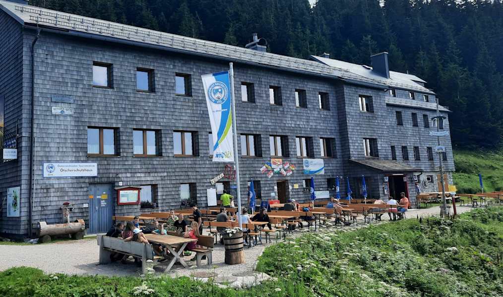 Das Ötscherschutzhaus liegt am Fuße des Ötschers (1.893 m) in den Ybbstaler Alpen in Niederösterreich.