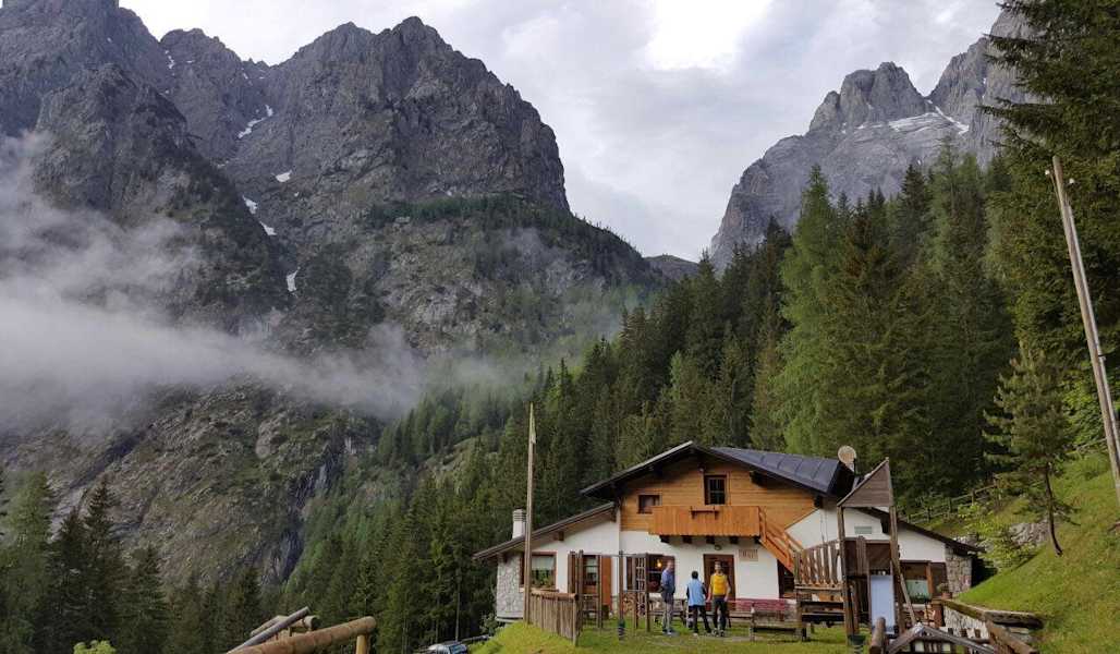 der Rif. Tolazzi – dahinter der Seekopf (li.) und die Seewarte