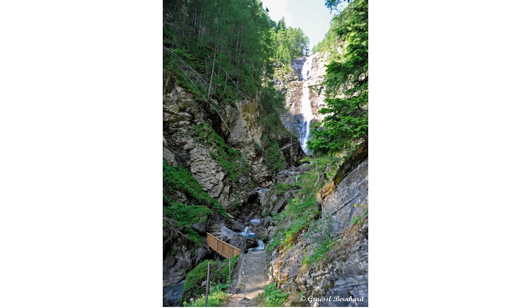 Eine letzte Rechtsbiegung und vor uns der beeindruckende Leiterfall.