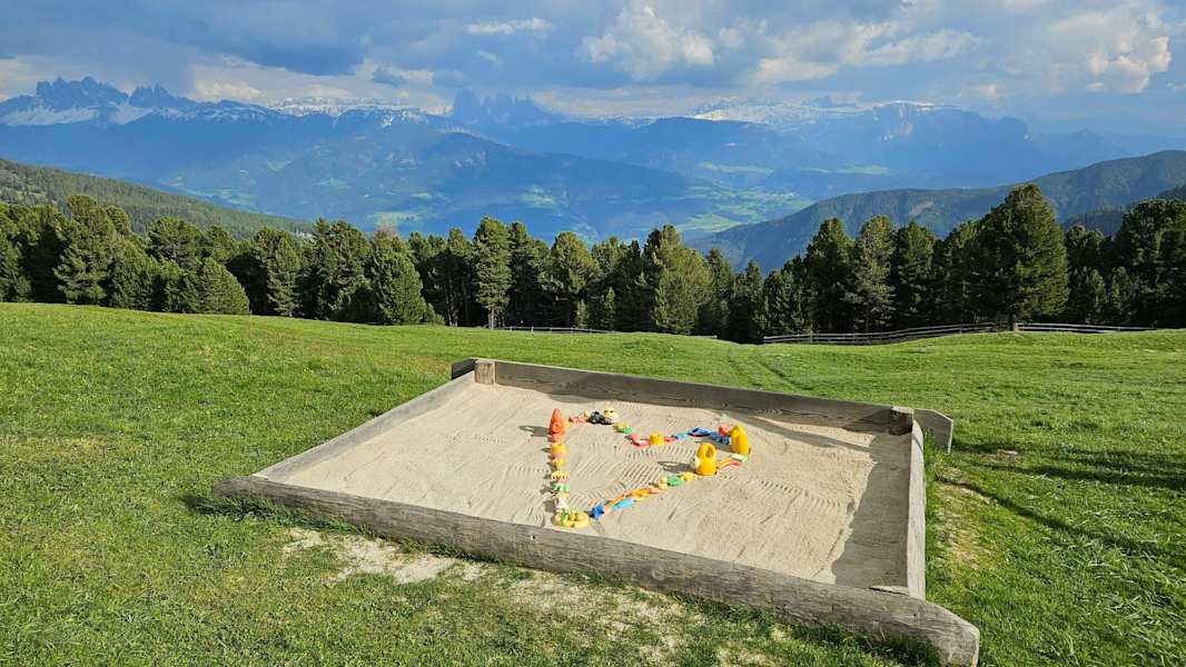 Der Spielplatz vor der Klausner Hütte mit Bergpanorama