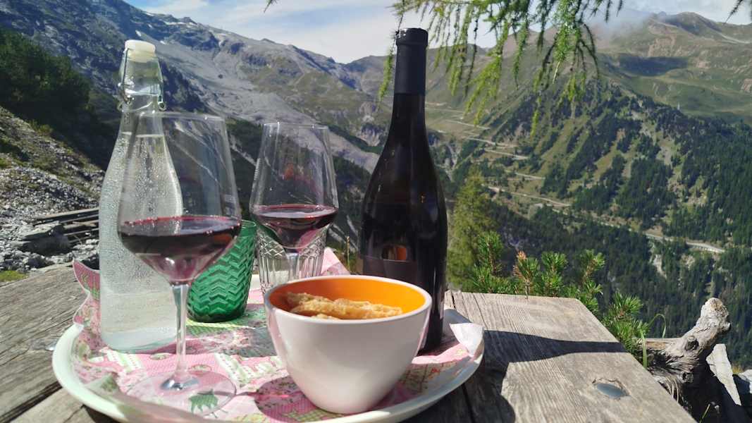 Mittagessen mit Wein auf der Berglhütte