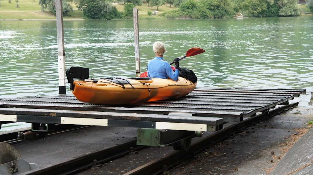 Gemütlich Der Übersetzwagen zum Bootstransfer bei Wehren