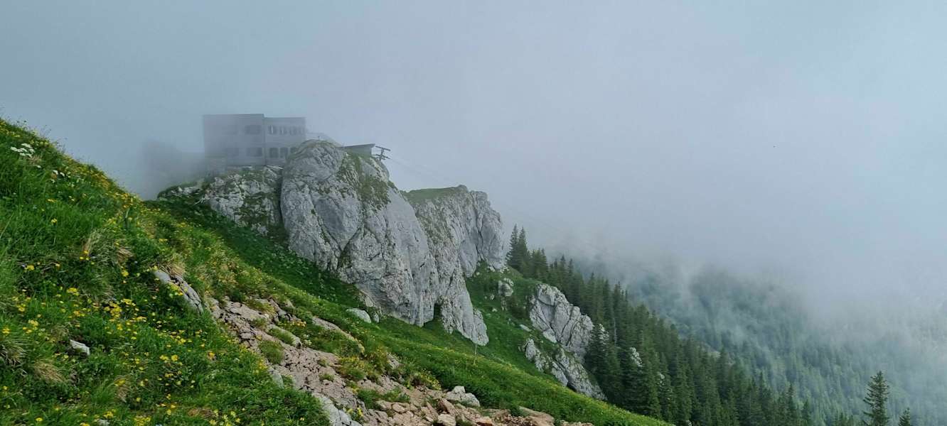 Die Bad Kissinger Hütte im Nebel