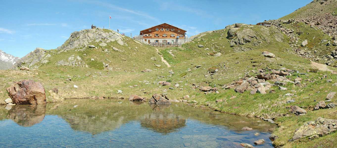Die Marteller Hütte oberhalb des kleinen Sees