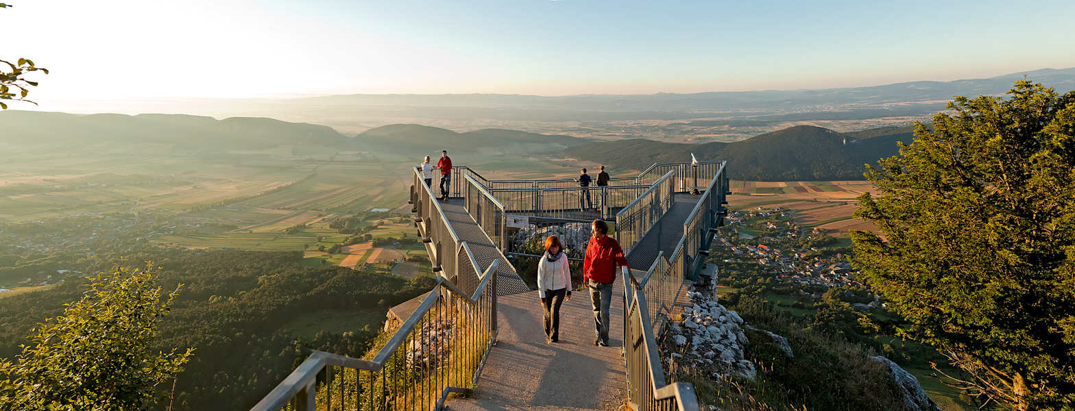 Der Skywalk auf der Hohen Wand (1.132 m) bietet einen atemberaubenden Ausblick über die Region Bucklige Welt