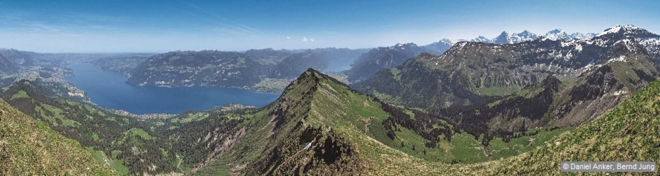 Gipfelpano mit Duo Thuner-/Brienzersee und Trio Eiger-Mönch-Jungfrau.