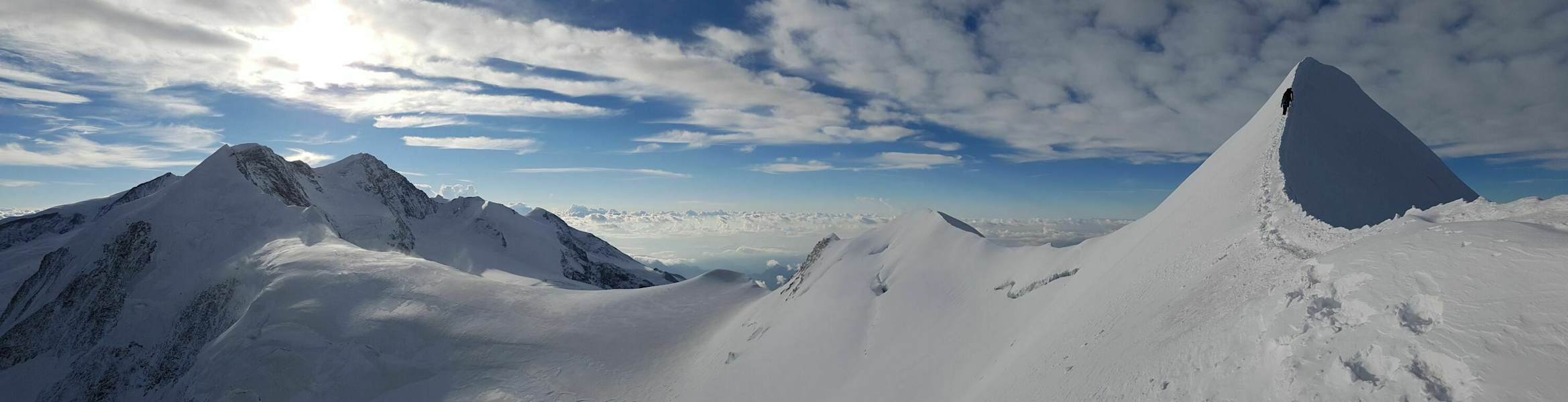 Beim Aufstieg zum Castor (rechts) lohnt es sich, innezuhalten und den Blick über die umliegenden Bergwelt schweifen zu lassen.