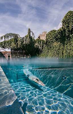 Ein Mann schwimmt in der Erlebnistherme Naturns.