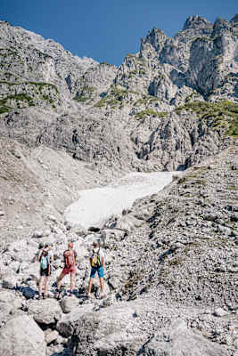 Drei Personen blicken auf den Birnbachgletscher