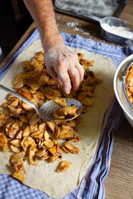 Aepfel auf Strudel verteilen