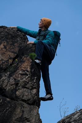 Jacke „PlaivM.“, Hose „TimoteusM.“ und Hemd „LavinaM.“ (alles von Maloja), Mptze „Bonanza Beanie“ (Barts), Rucksack „Aurora“ (Jack Wolfskin)