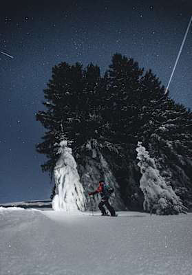 Nächtliche Skitour durch die eingeschneite Winterlandschaft am Hochkönig