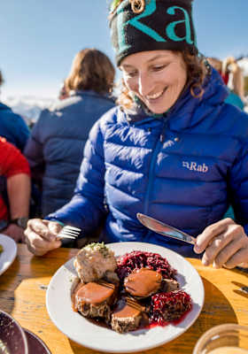Eine Frau freut sich über ihr Essen