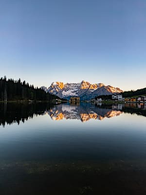 Bergwelten Fotowettbewerb Dein Blick auf die Berge Foto 4, Lago di Misurina mit Spiegelung des verlassenen Grand Hotels und der Sorapiss-Berggruppe im Hintergrund.