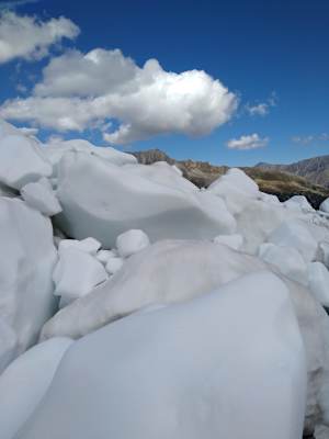 Eisbrocken des Gletschersturzes unterhalb der Schwarzen Wand im Jahr 2021