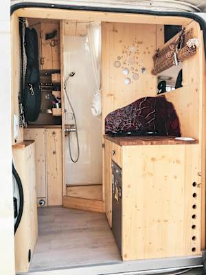 Nur weil man sich für ein Leben im Bus entscheidet, heißt das noch lange nicht, dass man auf eine Dusche verzichten muss