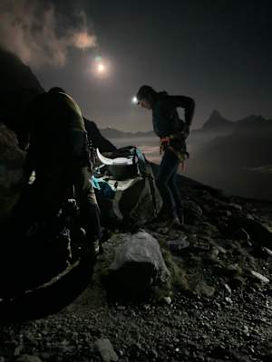 isa_anlegen_von_steigeisen_und_gurt_vor_gletscher