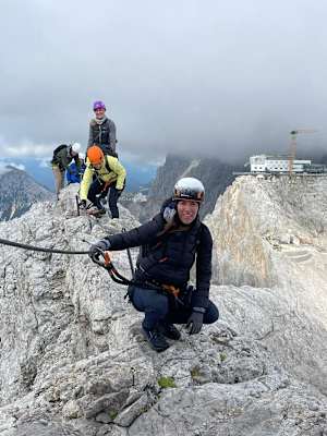 Am Koppenkarstein-Klettersteig - im Hintergrund die Bergstation der Dachstein-Seilbahn.