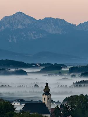 Bergwelten Fotowettbewerb Dein Blick auf die Berge Foto 8,  Grenzblick: Vom Hafenberg in Oberösterreich schweift der Blick über das neblige Salzburg bis nach Dorfbeuern.