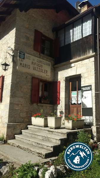 Eingang des Rifugio Vazzoler