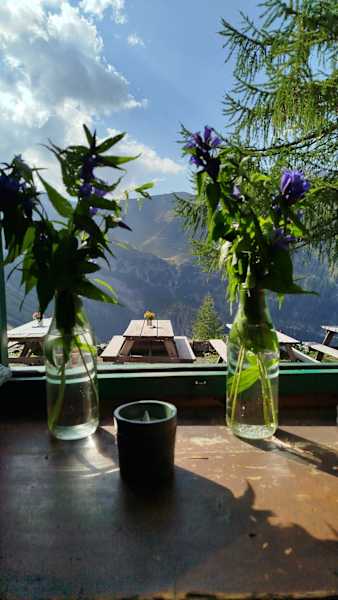 Blick von der Gaststube auf die Terrasse der Berglhütte