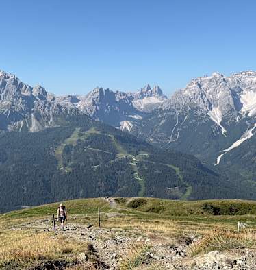 Beim Aufstieg aufs Hornischegg öffnet sich der Blick auf die markanten Gipfel der Sextner Dolomiten.