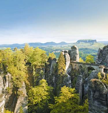 Die Bastei ist wohl die berühmteste Sehenswürdigkeit der Sächsischen Schweiz und besonders imposant, wenn aus dem Elbtal der Morgennebel aufsteigt.