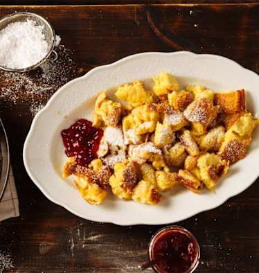 Mit reichlich Staubzucker bestreuen und mit Preiselbeeren servieren. Guten Appetit!