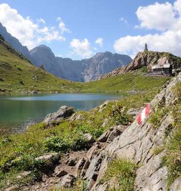Die malerisch gelgene Wolayersee Hütte am Karnischen Hauptkamm