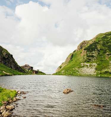 Der Wildseelodersee in den Kitzbüheler Alpen mit dem Wildseeloderhaus im Hintergrund