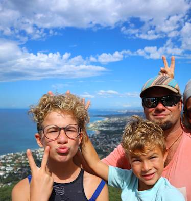 Nicole Riegler und Familie am Sublime Point in New South Wales