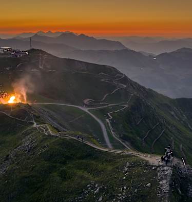 Sonnwendfeuer auf dem Westgipfel in Saalbach Hinterglemm.