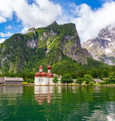 Die Kirche Sankt Bartholomä ist nur mit dem Schiff erreichbar