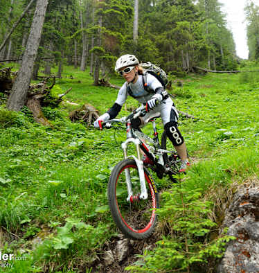 Maria Sendlhofer-Schag beim Mountainbiken