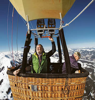 Die Hand am Brenner des Heißluftballons