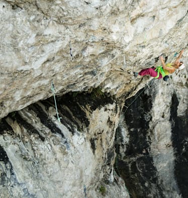 Angy Eiter während ihrer Erstebgeung von „Madame Ching“ (9b) im Tiroler Oberland