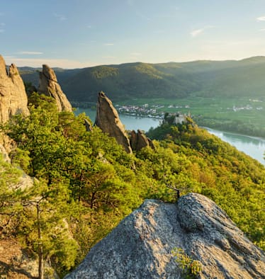 Ausblick von oberhalb der Burgruine Dürnstein aus über die malerische Wachau in Niederösterreich