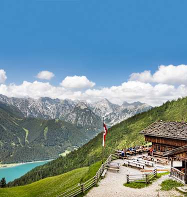 Die Dalfaz Alm liegt auf 1.693 Höhenmetern im Tiroler Rofangebirge