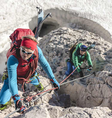 Günter Karnutsch mit einem seiner Gäste im Aufstieg auf den Gipfel des Dachsteins, Steiermark