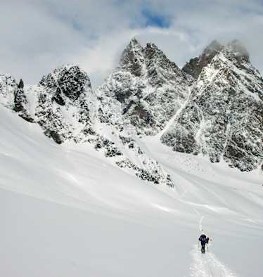 Skitourengeher auf der Haute Route beim Aufstieg zum Col du Mont Brulé