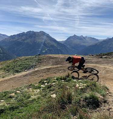 Mountainbiker auf einem Flowtrail