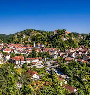 Blick vom Bayreuther Berg auf die Burg Pottenstein und den Ort.