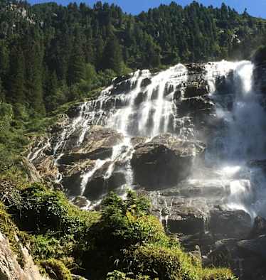 Der mächtige Grawa-Wasserfall im Stubai