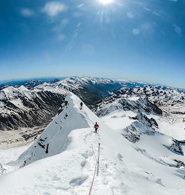 Bergsteiger am Gipfelgrat des Großglockners