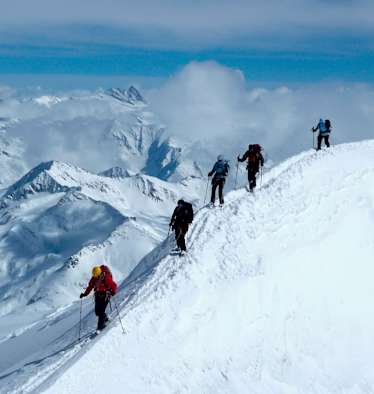 Skibergsteiger am Gipfelgrat des Großvenedigers im Winter
