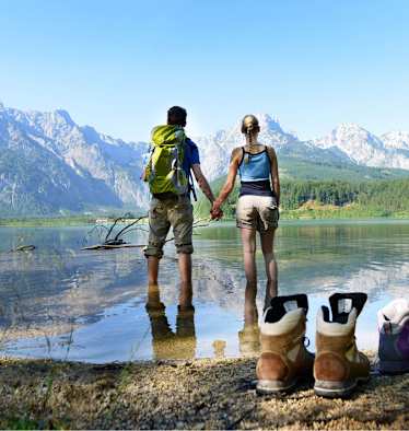 Almsee: Wie ein Gemälde liegt der Almsee vor der Almtaler Sonnenuhr