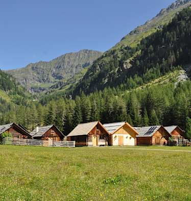 Das idyllische Hüttendorf im Talschluss von Göriach.