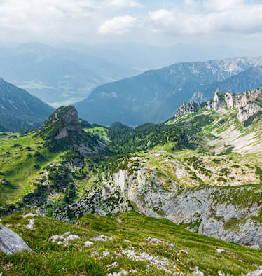 Panorama-Blick auf dem Weg zum Gipfel, markant im Vordergrund: der Gschöllkopf (2.039 m), auch Adlerhorst genannt