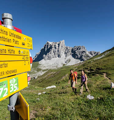 Wandern im Bergsteigerdorf St. Antönien in Graubünden in der Schweiz.