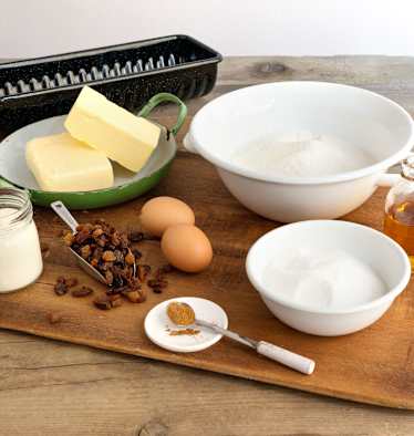 Zutaten für den Lungauer Rahmkoch: Butter, Mehl, Zucker, Eier, Rosinen, Rum, Zimt und Schlagobers